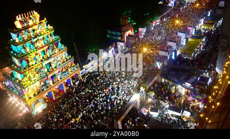 Patna, Indien. Oktober 2024. PATNA, INDIEN - 11. OKTOBER: Menschen versammeln sich um einen Puja Pandal während des Durga Puja Festivals am Dak Bungalow Crossing am 11. Oktober 2024 in Patna, Indien. (Foto: Santosh Kumar/Hindustan Times/SIPA USA) Credit: SIPA USA/Alamy Live News Stockfoto