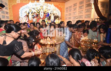 Patna, Indien. Oktober 2024. PATNA, INDIEN - 11. OKTOBER: Gläubige zünden eine heilige Lampe vor der Göttin Durga während 'Sandhi Puja' im Bangali Akhara anlässlich des 'Maha Asthami' am 11. Oktober 2024 in Patna, Indien. (Foto: Santosh Kumar/Hindustan Times/SIPA USA) Credit: SIPA USA/Alamy Live News Stockfoto