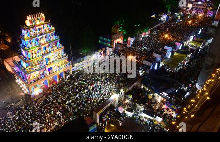 Patna, Indien. Oktober 2024. PATNA, INDIEN - 11. OKTOBER: Menschen versammeln sich um einen Puja Pandal während des Durga Puja Festivals am Dak Bungalow Crossing am 11. Oktober 2024 in Patna, Indien. (Foto: Santosh Kumar/Hindustan Times/SIPA USA) Credit: SIPA USA/Alamy Live News Stockfoto