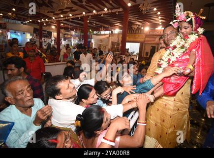 Patna, Indien. Oktober 2024. PATNA, INDIEN - 11. OKTOBER: Ein Mädchen, das als Göttin Durga verkleidet ist, wird während des Kumari Puja Rituals als Teil des Durga Puja Festivals am 11. Oktober 2024 in Patna, Indien, verehrt. (Foto: Santosh Kumar/Hindustan Times/SIPA USA) Credit: SIPA USA/Alamy Live News Stockfoto