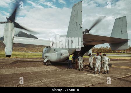 Die philippinischen Luftwaffenflugzeuge, die der 2nd Air Force Wing Reserve zugewiesen sind, und ein Mitarbeiter des Flughafens Basco entladen Katastrophenvorräte von einem MV-22B Osprey, das der Marine Medium Tiltrotor Squadron (VMM) 165 (verstärkt), 15th Marine Expeditionary Unit, während ausländischer Katastrophenhilfemaßnahmen am Basco Airport in Basco, Provinz Batanes, Philippinen, 10. Oktober 2024, angeschlossen ist. Das US-Verteidigungsministerium unterstützt die Republik der Philippinen auf Ersuchen der Regierung der Philippinen, um ausländische Katastrophenhilfe nach dem Taifun Krathon (Julian) in Nord-Luzon zu leisten. (USA März Stockfoto