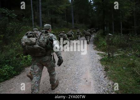US-Soldaten, die dem 2. Bataillon, 2. Infanterieregiment, 3. Brigade Combat Team, 10. Mountain Division, Fort Drum, NY, zugewiesen sind, führen einen Ruck durch die Berge bei Srednji, Slowenien, 2. Oktober 2024 während der Übung Triglav Star 24. Übung Triglav Star 24 ist eine multinationale NATO-Übung im Bergkrieg, bei der Partnerländer Übungen im Bergkrieg durchführen, um Interoperabilität und Fähigkeiten in bergigem Gelände zu verbessern. (Fotos der US-Armee von Sgt. Samuel Bonney) Stockfoto