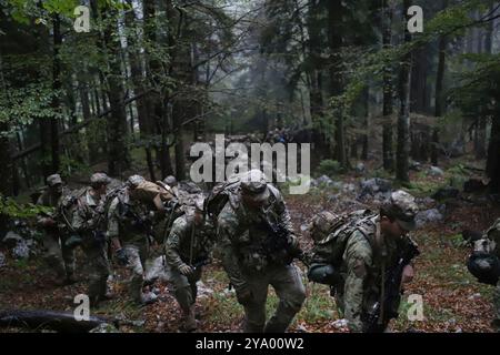 US-Soldaten, die dem 2. Bataillon, 2. Infanterieregiment, 3. Brigade Combat Team, 10. Gebirgsdivision, Fort Drum, NY zugewiesen wurden, besteigen Berge bei Srednji, Slowenien, 2. Oktober 2024 während der Übung Triglav Star 24. Übung Triglav Star 24 ist eine multinationale NATO-Übung im Bergkrieg, bei der Partnerländer Übungen im Bergkrieg durchführen, um Interoperabilität und Fähigkeiten in bergigem Gelände zu verbessern. (Foto der US-Armee von Sgt. Samuel Bonney) Stockfoto