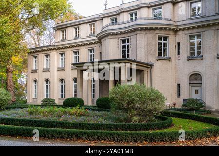 Berlin 2024: Haus der Wannsee Konferenz Gedenkstätte und Bildungsstätte. Hier wurde 1942 der Holocaust der Juden organisiert. Heute ist es so Stockfoto