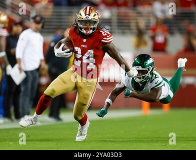 Santa Clara, Usa. September 2024. San Francisco 49ers Running Back Jordan Mason (24) bricht am 9. September 2024 im Levi's Stadium in Santa Clara, Kalifornien, im vierten Viertel gegen Tony Adams der New York Jets (22) ein Tackle. (Foto: Nhat V. Meyer/Bay Area News Group/TNS/SIPA USA) Credit: SIPA USA/Alamy Live News Stockfoto