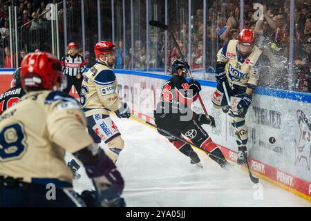 11.10.2024, DEL, Deutsche Eishockey-Liga Saison 2024/25, 8. Spieltag: Kölner Haie gegen Schwenninger Wild Wings Bild: Josh Currie (18, Köln) im Duell mit Benjamin Marshall (54, Schwenningen) hinter der Torlinie Stockfoto