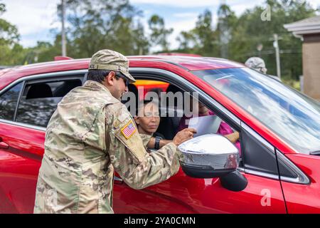 Columbia, South Carolina, USA. Oktober 2024. US-Soldaten, die der Hotel Company, 4. Kombi-Bataillon (CAB), 118. Infanterieregiment, 218. Manöver Enhancement Brigade, South Carolina Army National Guard, zugewiesen wurden, arbeiten zusammen mit der Liberty High School JROTC, während sie einen Verteilungspunkt in Pickens, South Carolina, am 1. Oktober 2024 besetzten. Das Team der gemeinsamen Agentur versorgte die Gemeinde mit verzehrfertigen Mahlzeiten, Wasserfällen und anderen wichtigen Dingen, die aufgrund der Auswirkungen des Hurrikans Helene möglicherweise nicht ohne weiteres zugänglich waren. Die Nationalgarde von South Carolina ist weiterhin bereit, zu reagieren und die zu unterstützen Stockfoto