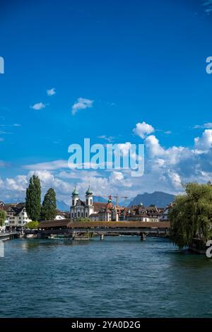 LUZERN, SCHWEIZ - 2. August 2024: Kapellbrücke berühmter Platz am Luzerner See mit Schneeberg-Behide Stockfoto