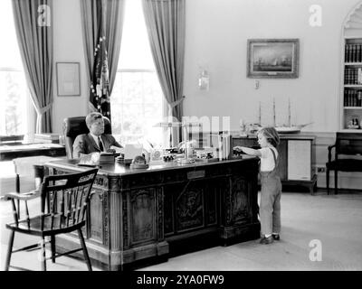 US-Präsident John F. Kennedy und seine Tochter Caroline im Oval Office, Weißen Haus, Washington, D.C., USA, Robert Knudsen, Fotografien Des Weißen Hauses, 16. Mai 1962 Stockfoto