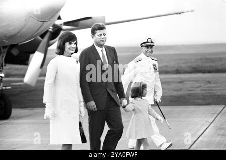 US-Präsident John F. Kennedy begrüßt US-First Lady Jacqueline Kennedy und Caroline Kennedy bei ihrer Ankunft aus Italien, Quonset Point Naval Air Station Kingstown, Rhode Island, USA, Robert Knudsen, Fotos des Weißen Hauses, 31. August 1962 Stockfoto