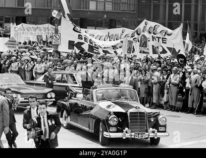 US-Präsident John F. Kennedy winkte während der Fahrt vom Cabriolet nach Los Pinos, der offiziellen Residenz des Präsidenten von Mexiko, Mexiko-Stadt, Mexiko, Robert Knudsen, Fotos des Weißen Hauses, Juni 1962 Stockfoto