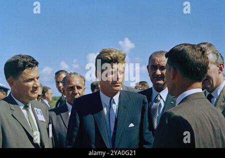 US-Präsident John F. Kennedy besucht mit Astronautenkommandeur Walter M. Schirra (zurück zur Kamera), mit US-Vizepräsident Lyndon Johnson im Hintergrund, während einer Tour durch den Mercury-Atlas Launch Complex, Cape Canaveral Air Force Station, Cape Canaveral, Florida, USA, Cecil Stoughton, Fotos Des Weißen Hauses, 11. September 1962 Stockfoto