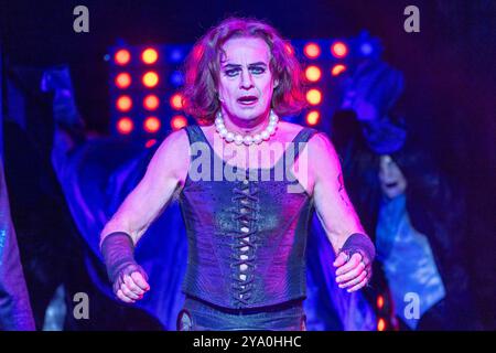 Jason Donovan spielt Frank n Furter auf der Bühne während der Rocky Horror Show Musical Photocall mit: Jason Donovan Where: London, United Kingdom When: 10 Sep 2024 Credit: Phil Lewis/WENN Stockfoto