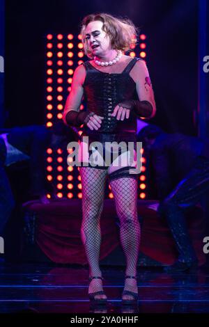 Jason Donovan spielt Frank n Furter auf der Bühne während der Rocky Horror Show Musical Photocall mit: Jason Donovan Where: London, United Kingdom When: 10 Sep 2024 Credit: Phil Lewis/WENN Stockfoto