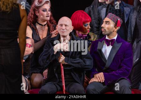 Jason Donovan spielt Frank n Furter auf der Bühne während der Rocky Horror Show Musical Photocall mit: Richard O’Brien Where: London, United Kingdom When: 10 Sep 2024 Credit: Phil Lewis/WENN Stockfoto