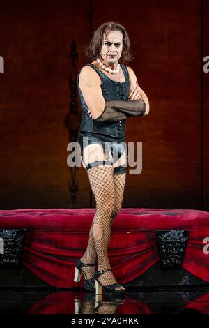 Jason Donovan spielt Frank n Furter auf der Bühne während der Rocky Horror Show Musical Photocall mit: Jason Donovan Where: London, United Kingdom When: 10 Sep 2024 Credit: Phil Lewis/WENN Stockfoto