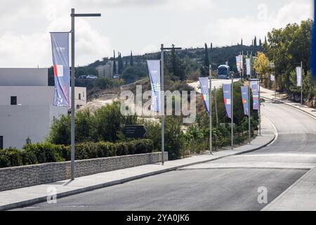 Paphos, Zypern. Oktober 2024. Die Flaggen der teilnehmenden Länder sind am 11. Oktober 2024 zu sehen, Paphos, Zypern. Das 11. Gipfeltreffen der südlichen EU-Länder (MED9) findet in Paphos statt. (Foto: Kostas Pikoulas/SIPA USA). Quelle: SIPA USA/Alamy Live News Stockfoto