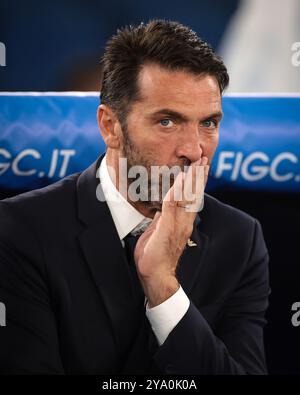 Rom, Italien, 10. Oktober 2024. Gianluigi Buffon, ehemaliger Italiener, Parma, Juventus und PSG-Torhüter und derzeitiger FIGC-Delegationsleiter, reagiert vor dem Auftakt im Spiel der UEFA Nations League im Stadio Olimpico in Rom. Der Bildnachweis sollte lauten: Jonathan Moscrop / Sportimage Stockfoto