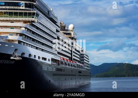 Sitka, Alaska, USA - 24. September 2024: Seitenansicht der Nieuw Amsterdam mit dem Kreuzfahrtschiff Holland America Line, das in Sitka, Alaska angedockt wurde. Stockfoto