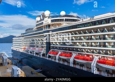 Sitka, Alaska, USA - 24. September 2024: Das Kreuzfahrtschiff Nieuw Amsterdam der Holland America Line legte in Sitka, Alaska an. Stockfoto