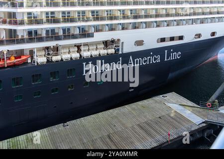 Sitka, Alaska, USA - 24. September 2024: Das Kreuzfahrtschiff Nieuw Amsterdam der Holland America Line legte in Sitka, Alaska an. Stockfoto