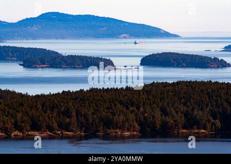 Blick nach Süden von Reginald Ridge, Blick auf andere Gulf Islands, Salt sprng Island, BC, Kanada. Stockfoto