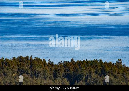 Blick nach Süden von Reginald Ridge, Blick auf andere Gulf Islands, Salt sprng Island, BC, Kanada. Stockfoto