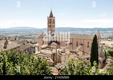 Architektonische Szenerien der Basilika Saint Clare (Basilica di Santa Chiara) in Assisi, Provinz Perugia, Italien. Stockfoto