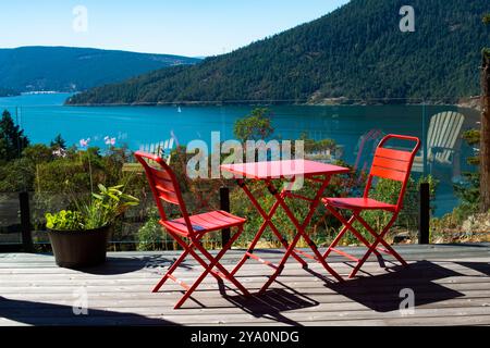 Blick von der Terrasse eines Hauses auf Samsun Narrows zwischen Salt Spring Island und Vancouver Island, Blick von Salt Spring Island, Gulf Islands, Britisch Stockfoto