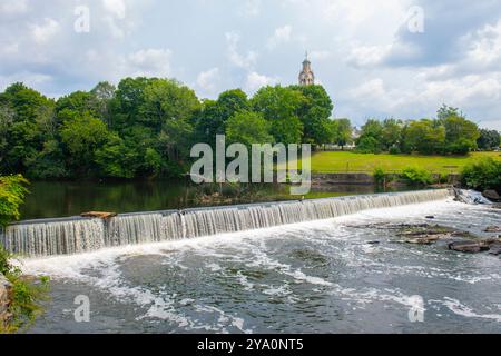 Pawtucket Falls in Old Slater Mill National Historic Landmark an der Roosevelt Avenue im Zentrum von Pawtucket, Rhode Island RI, USA. Stockfoto