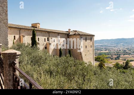 Architektonische Szenerien der Basilika Saint Clare (Basilica di Santa Chiara) in Assisi, Provinz Perugia, Italien. Stockfoto