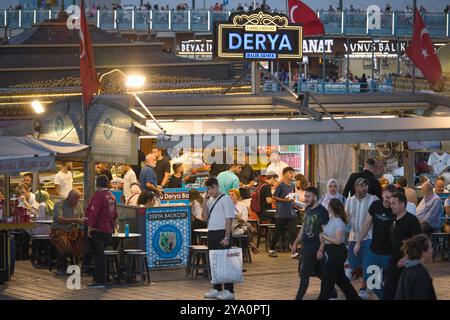 Türkiye, Türkei, Istanbul, Eminönü, Fischrestaurant, Personen, Stockfoto