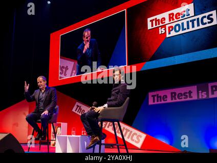 Manchester, Großbritannien. , . Der Rest ist die Tour durch Großbritannien durch den Polict-Podcast. Von links nach rechts britischer Autor und Sender und ehemaliger Kommunikationsdirektor von Tony Blair Alastair Campbell und britischer Akademiker und ehemaliger konservativer Parlamentsabgeordneter und Staatsminister Rory Stewart Credit: ernesto rogata/Alamy Live News Stockfoto