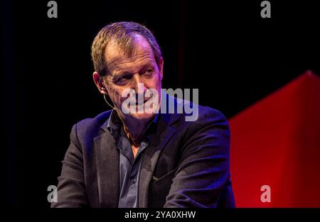 Manchester, Großbritannien. , . Der Rest ist die Tour durch Großbritannien durch den Polict-Podcast. Der britische Autor und Sender und ehemalige Tony Blairs Kommunikationsdirektor Alastair Campbell auf der Bühne in Manchester. ernesto Rogata/Alamy Live News Stockfoto