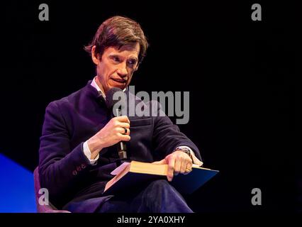 Manchester, Großbritannien. , . Der Rest ist die Tour durch Großbritannien durch den Polict-Podcast. Britischer Akademiker und ehemaliger konservativer Parlamentsabgeordneter und Staatsminister Rory Stewart auf der Bühne in Macnhester. ernesto Rogata/Alamy Live News Stockfoto