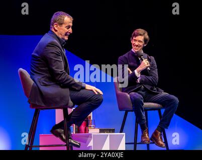 Manchester, Großbritannien. , . Der Rest ist die Tour durch Großbritannien durch den Polict-Podcast. Von links nach rechts britischer Autor und Sender und ehemaliger Kommunikationsdirektor von Tony Blair Alastair Campbell und britischer Akademiker und ehemaliger konservativer Parlamentsabgeordneter und Staatsminister Rory Stewart Credit: ernesto rogata/Alamy Live News Stockfoto