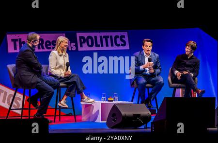 Manchester, Großbritannien. , . Der Rest ist die Tour durch Großbritannien durch den Polict-Podcast. Von links nach rechts britischer Autor und Sender und ehemaliger Tony Blairs Kommunikationsdirektor Alastair Campbell, BBC und NBC-Journalist Katty Kay, amerikanischer Finanzier und ehemaliger Donald Trumps Kommunikationsdirektor Anthony Scaramucci und britischer akademischer und ehemaliger konservativer Abgeordneter und Staatsminister Rory Stewart Credit: ernesto rogata/Alamy Live News Stockfoto