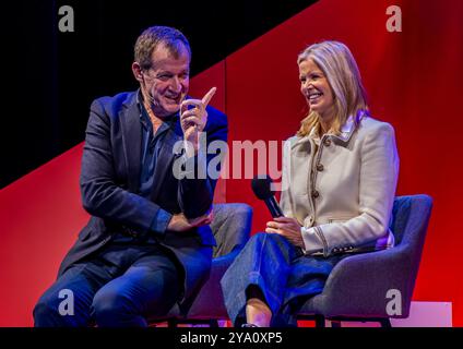 Manchester, Großbritannien. , . Der Rest ist die Tour durch Großbritannien durch den Polict-Podcast. Von links nach rechts britischer Autor und Sender und ehemaliger Kommunikationsdirektor von Tony Blair, Alastair Campbell und BBC-Journalist Katty Kay. ernesto Rogata/Alamy Live News Stockfoto