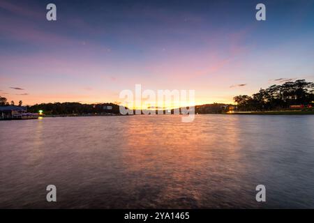 Fabelhafter Sonnenaufgang am Xuan Huong See, im Zentrum der Stadt Da Lat, Provinz Lam Dong, Vietnam. Dieser schöne See ist ein idealer Ort für morgendliche Übungen. Stockfoto