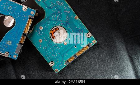 Nahaufnahme von zwei Festplattenlaufwerken (HDDs) mit ihren Leiterplatten und Anschlüssen. Die Abbildung zeigt die komplexen elektronischen Komponenten Stockfoto