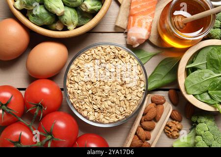 Verschiedene Produkte reich an Melatonin auf Holztisch, flache Lagen Stockfoto