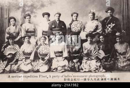 1908 Gruppenfoto von Ehefrauen und Töchtern der Kapitäne und Offiziere der amerikanischen Großen Weißen Flotte, Tokio Japan, seltene Postkarte. Nicht identifizierter Fotograf Stockfoto