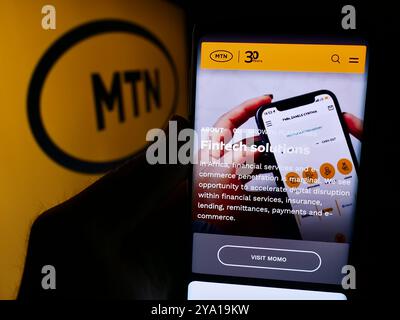 In dieser Abbildung befindet sich ein Smartphone mit der Webseite des südafrikanischen Telekommunikationsunternehmens MTN Group Limited mit Logo. Stockfoto