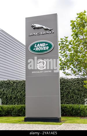 Bristol, Großbritannien – 19. September 2024: Schild für das Jaguar Land Rover Specialist Centre steht hoch. Stockfoto