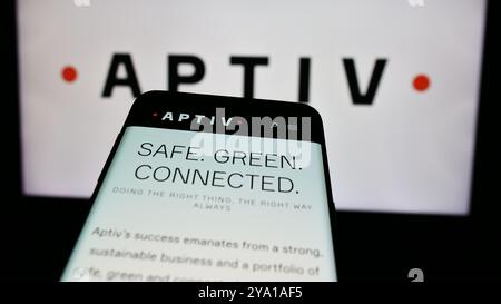 Deutschland. August 2024. In dieser Fotoabbildung ist ein Mobiltelefon mit der Website des Automobilhersteller Aptiv plc vor dem Geschäftslogo zu sehen. (Credit Image: © Timon Schneider/SOPA Images via ZUMA Press Wire) NUR REDAKTIONELLE VERWENDUNG! Nicht für kommerzielle ZWECKE! Stockfoto