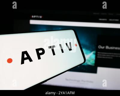 Deutschland. August 2024. In dieser Fotoabbildung ist ein Smartphone mit dem Logo des Automobilhersteller Aptiv plc vor der Business-Website zu sehen. (Credit Image: © Timon Schneider/SOPA Images via ZUMA Press Wire) NUR REDAKTIONELLE VERWENDUNG! Nicht für kommerzielle ZWECKE! Stockfoto