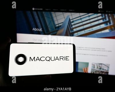 Deutschland. August 2024. In dieser Abbildung hält eine Person ein Smartphone mit dem Logo des australischen Finanzunternehmens Macquarie Group Limited vor der Website. (Credit Image: © Timon Schneider/SOPA Images via ZUMA Press Wire) NUR REDAKTIONELLE VERWENDUNG! Nicht für kommerzielle ZWECKE! Stockfoto