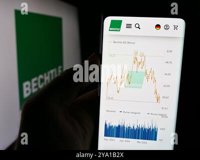 Deutschland. August 2024. In dieser Fotoabbildung hält eine Person ein Handy mit der Webseite des deutschen IT-Unternehmens Bechtle AG vor dem Logo. (Credit Image: © Timon Schneider/SOPA Images via ZUMA Press Wire) NUR REDAKTIONELLE VERWENDUNG! Nicht für kommerzielle ZWECKE! Stockfoto