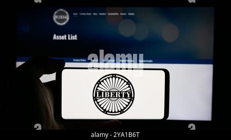 Deutschland. August 2024. In dieser Abbildung hält eine Person ein Handy mit dem Logo des US-amerikanischen Medienunternehmens Liberty Media Corporation vor der Unternehmenswebsite. (Credit Image: © Timon Schneider/SOPA Images via ZUMA Press Wire) NUR REDAKTIONELLE VERWENDUNG! Nicht für kommerzielle ZWECKE! Stockfoto