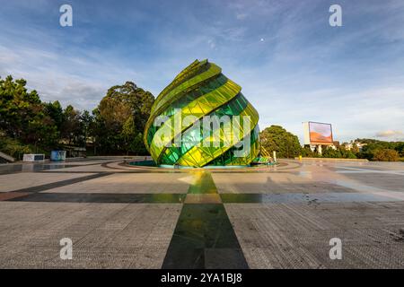 Glaspavillon in Form einer Blütenknospe der Artischocke auf dem Platz Lam Vien in Dalat, Vietnam Stockfoto